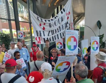 https://zoetermeer.sp.nl/nieuws/2023/06/actie-bij-zilveren-kruis-achmea-in-leiden-tegen-afbraak-ziekenhuiszorg